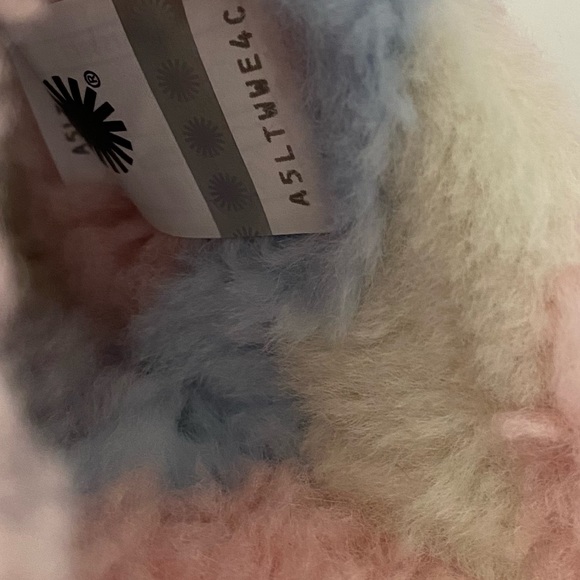 UGG Fluff You Cali Collage Pride Men 6 Fits Women’s 8 - Picture 5 of 13